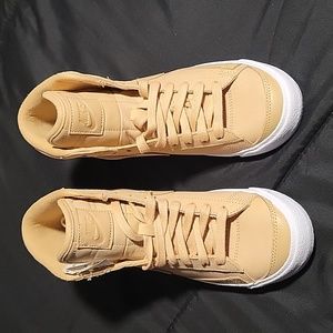 Tan Nike Shoes sz 7W